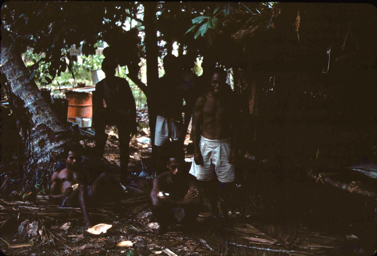 BD/288/160 - 
Groepsfoto poserende mannen die in bos werkzaamheden verrichten
