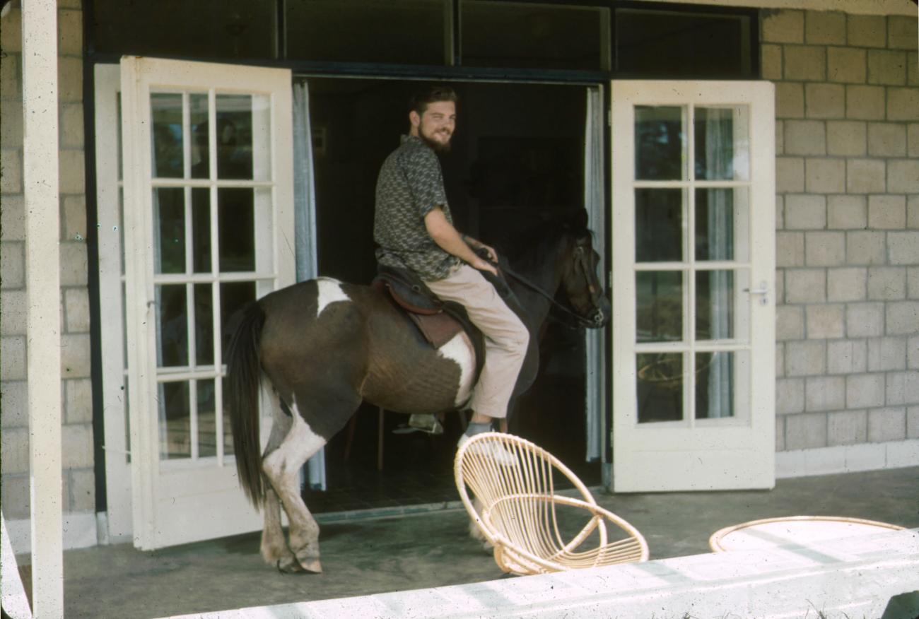 BD/288/164 - 
Henk van Baaren op een veranda op een pony
