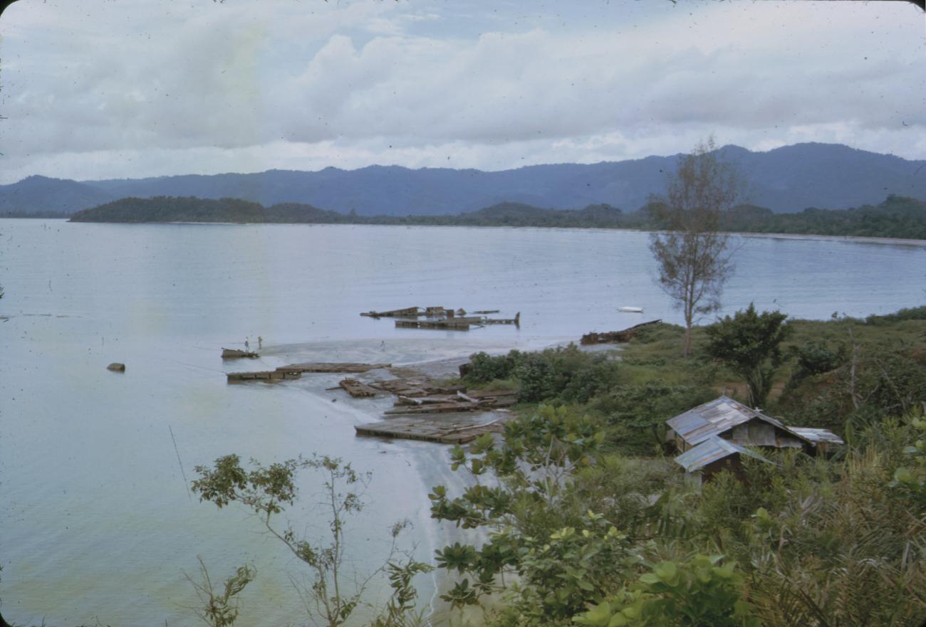 BD/288/73 - 
Uitzicht op baai met pontonwrakken
