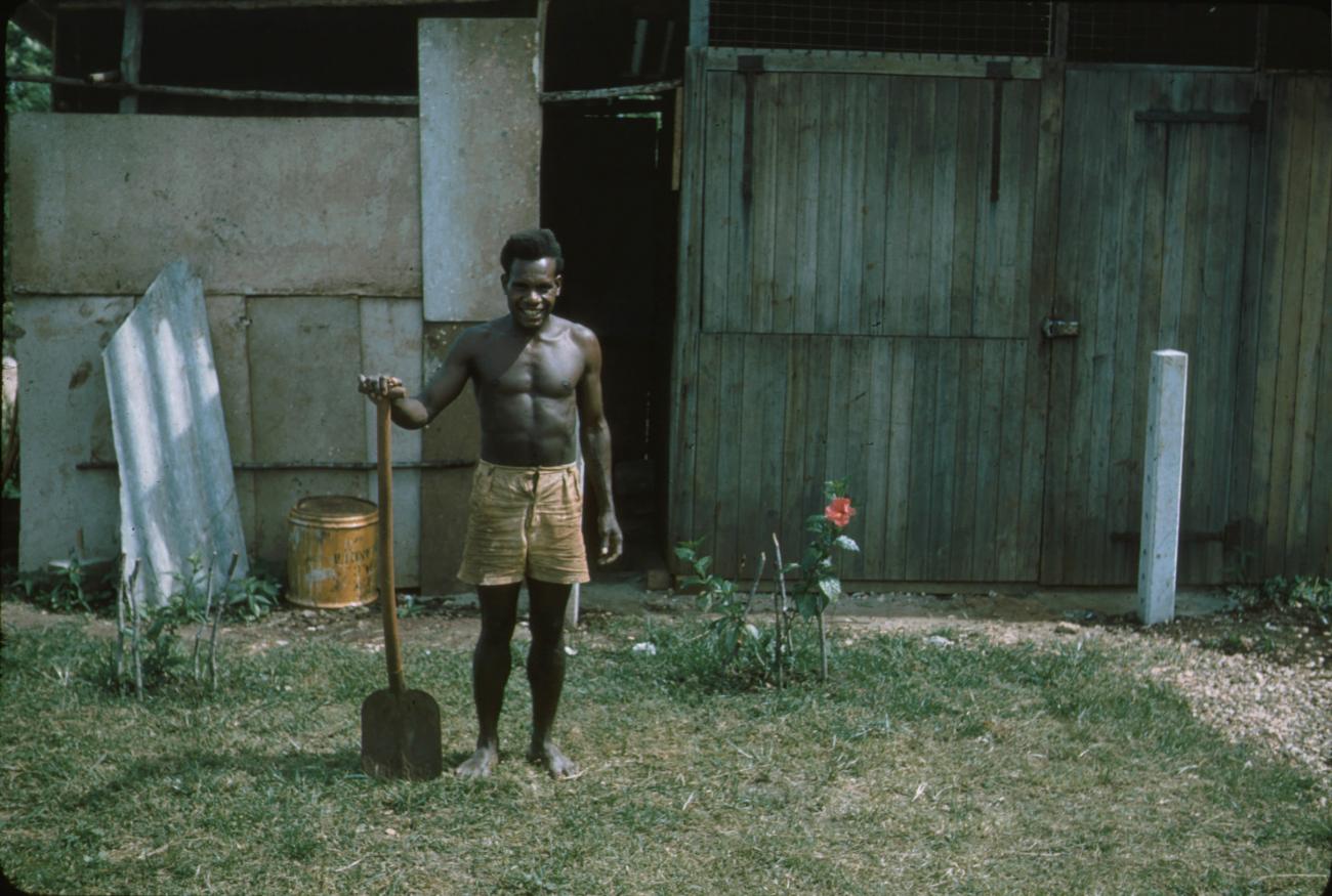 BD/288/92 - 
Tuinjongen Septimus poseert met spade bij het Shellhuis
