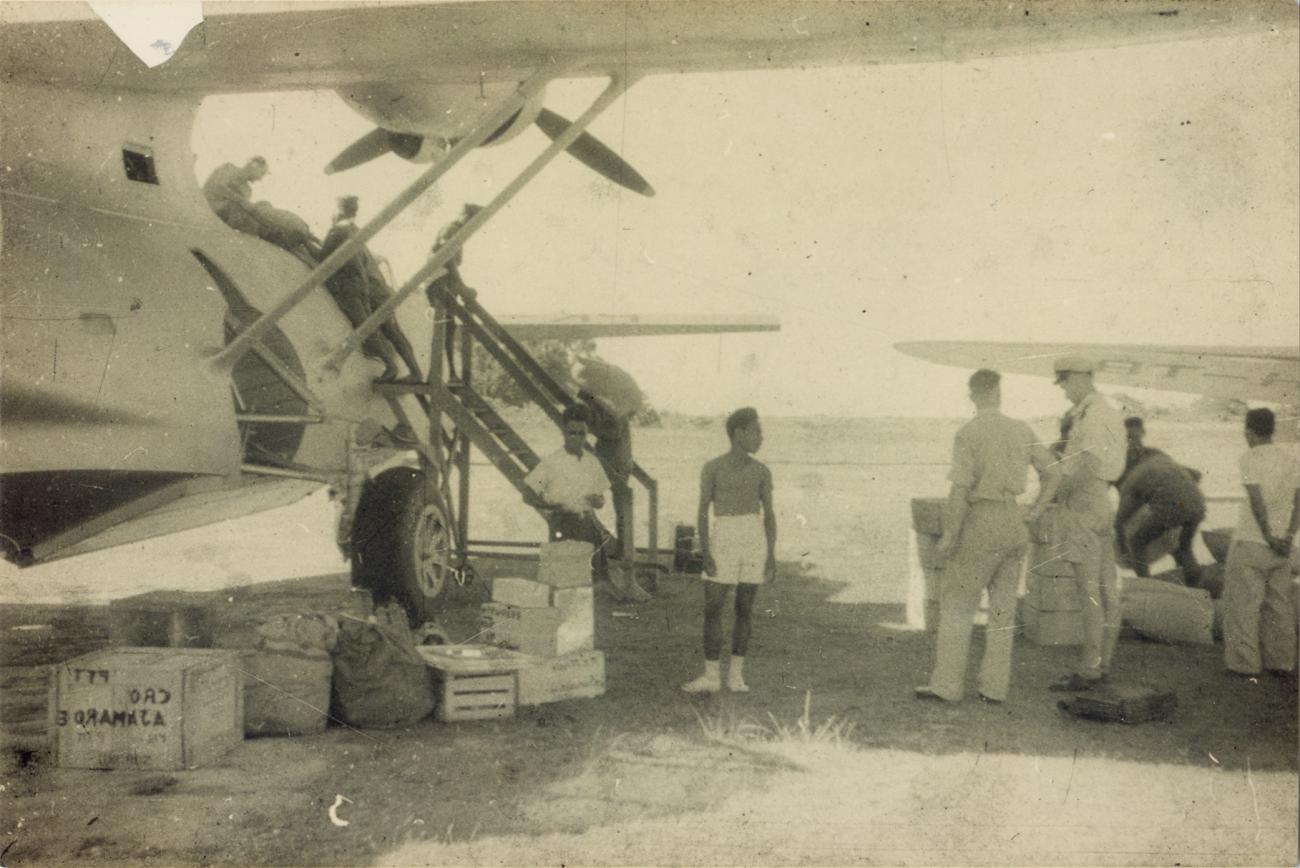 BD/309/14 - 
Vliegtuigen op landingsbaan bij het dorp Seribau 
