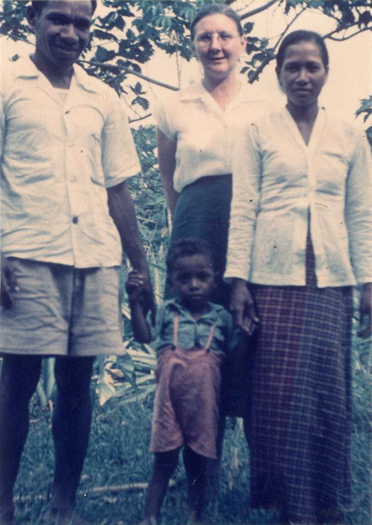 BD/309/43 - 
Dorp Kambuaya, groepfoto van echtpaar met kind en westerse vrouw
