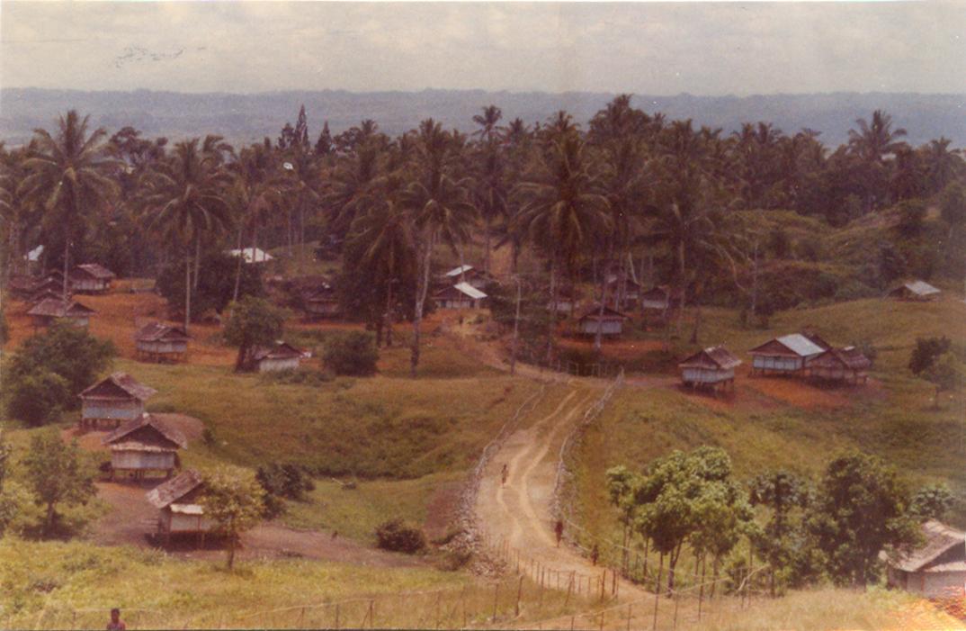 BD/309/44 - 
Paalwoningen in het dorp Kambuaya
