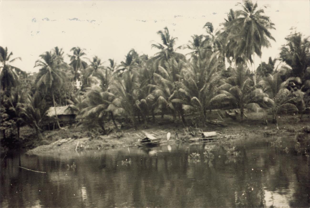 BD/309/49 - 
Dorp Susumuoch, paalwoning en prauwen in rivier
