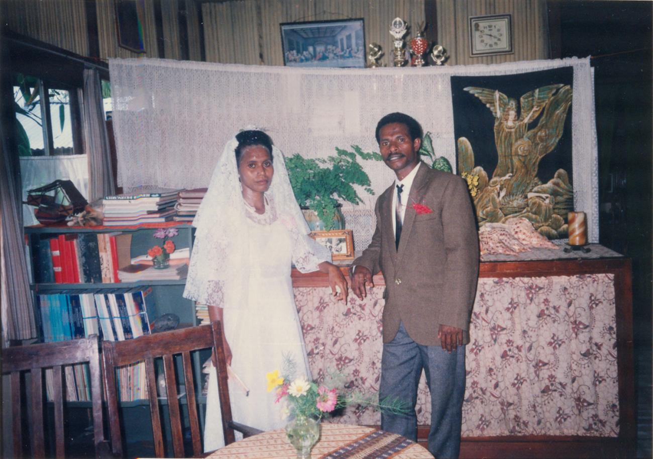 BD/309/52 - 
Dorp Teminabuan, bruid en bruidegom  
