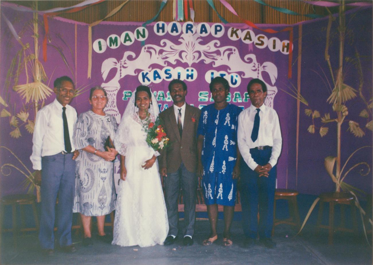 BD/309/54 - 
Dorp Teminabuan, bruid en bruidegom met naast zich wederzijdse ouders
