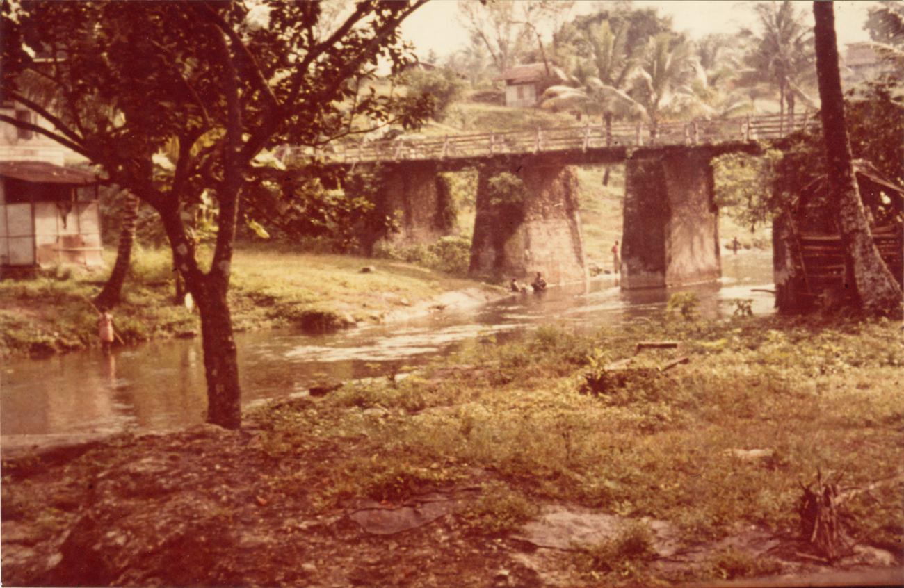 BD/309/55 - 
Dorp Teminabuan, brug over rivier

