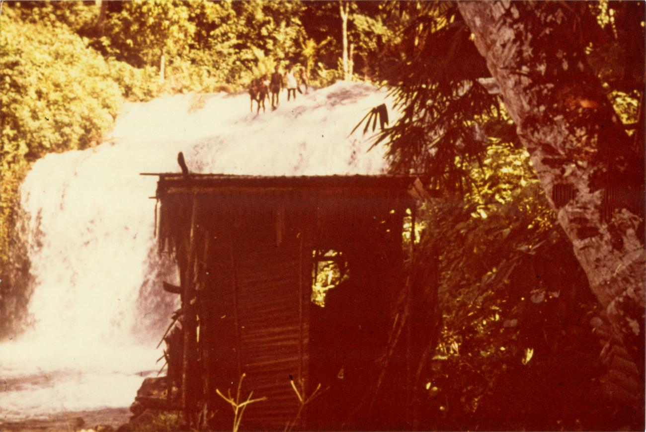 BD/309/57 - 
Waterval bij het dorp Teminabuan
