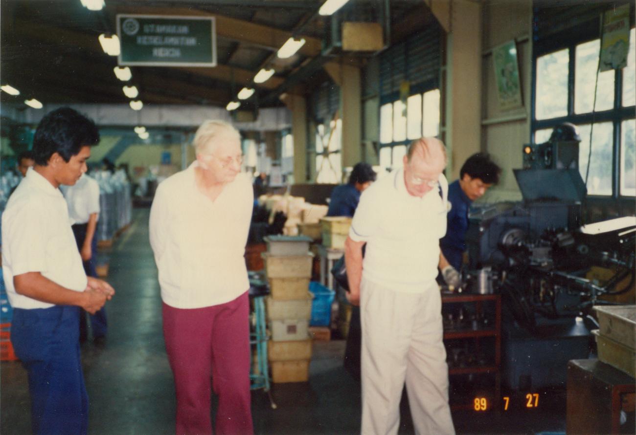 BD/309/104 - 
Dorp Teminabuan, westerse man en vrouw bezichtigen fabriek
