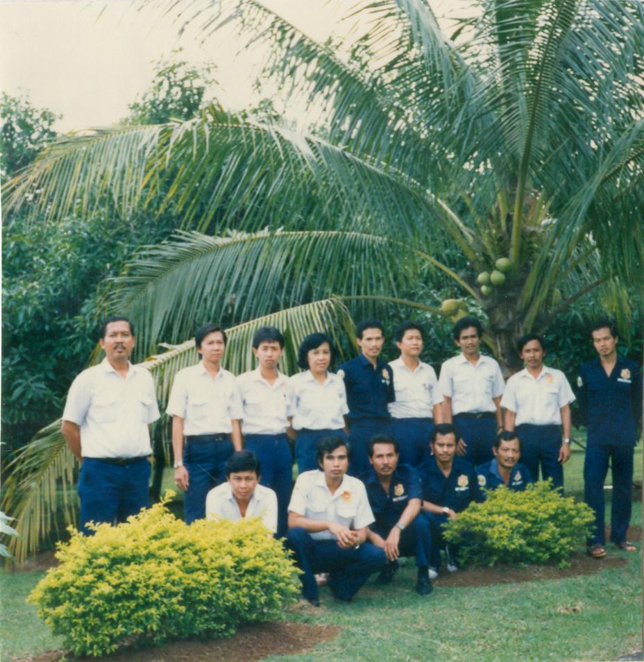 BD/309/108 - 
Dorp Teminabuan, medewerkers fabriek
