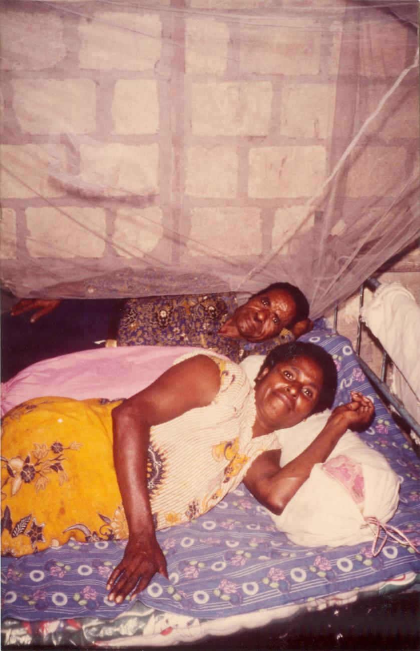 BD/309/111 - 
Dorp Teminabuan, man en vrouw in bed
