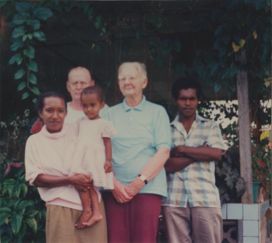 BD/309/113 - 
Dorp Teminabuan, groepsfoto westers stel met echtpaar en kind
