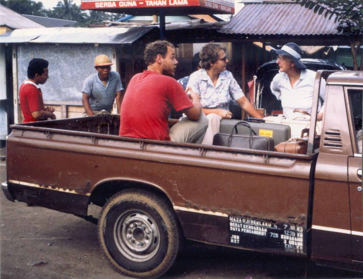 BD/309/74 - 
Dorp Bogor, westerse man en vrouw in achterbak truck. Niet plaatsen, niet in Nieuw Guinea
