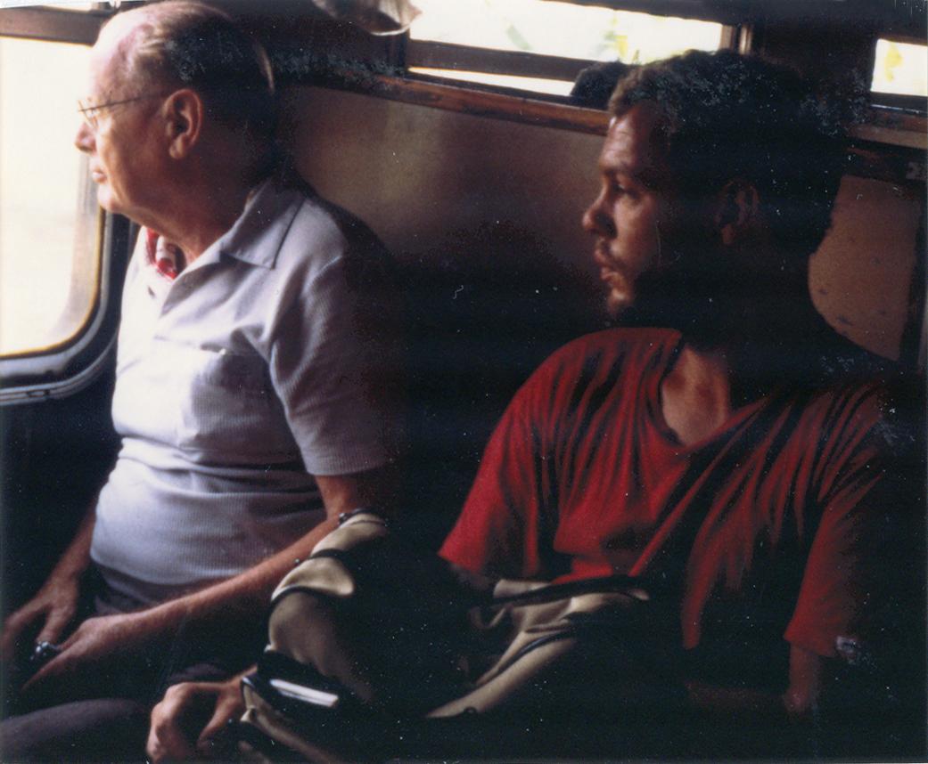 BD/309/77 - 
Dorp Bogor, westerse jonge en wat oudere man in trein. Niet plaatsen, niet in Nieuw Guinea

