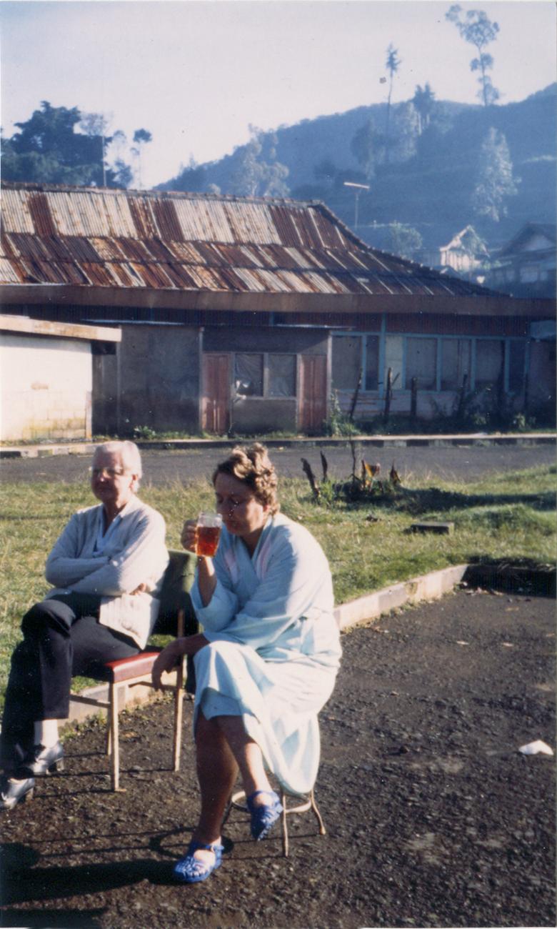 BD/309/78 - 
Dorp Bogor, jonge en wat oudere vrouw zittend met op achtergrond woning. Niet plaatsen, niet in Nieuw Guinea
