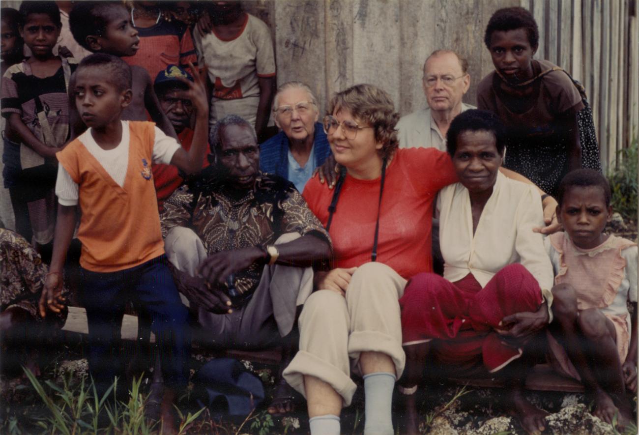 BD/309/83 - 
Dorp Bogor, groepsfoto van onder meer westerse vrouw met oudere man en vrouw. Niet publiceren, niet in Nieuw Guinea
