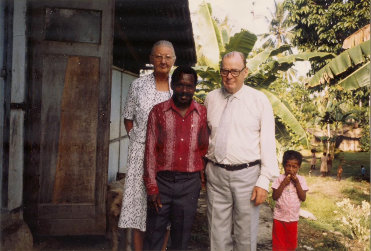 BD/309/84 - 
Dorp Bogor, groepsfoto man met westers echtpaar. Niet publiceren, niet in Nieuw Guinea
