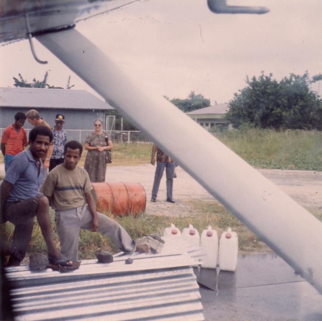 BD/309/86 - 
Dorp Bogor, luchthaven met vliegtuig. Niet publiceren, niet in Nieuw Guinea 

