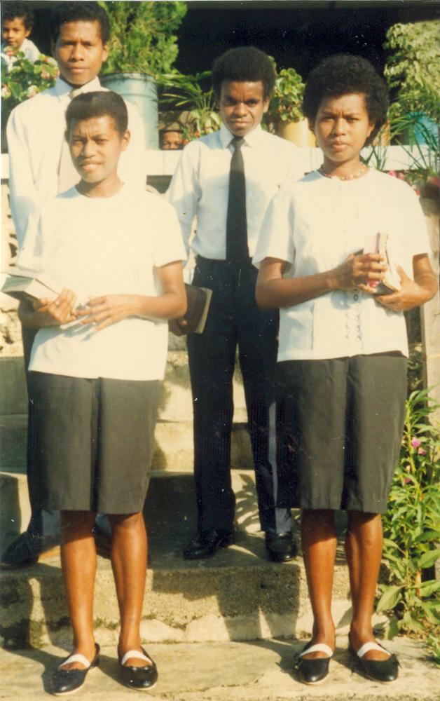 BD/309/87 - 
Dorp Bogor, groepsfoto formeel geklede jonge mannen en vrouwen. Niet publiceren, niet in Nieuw Guinea
