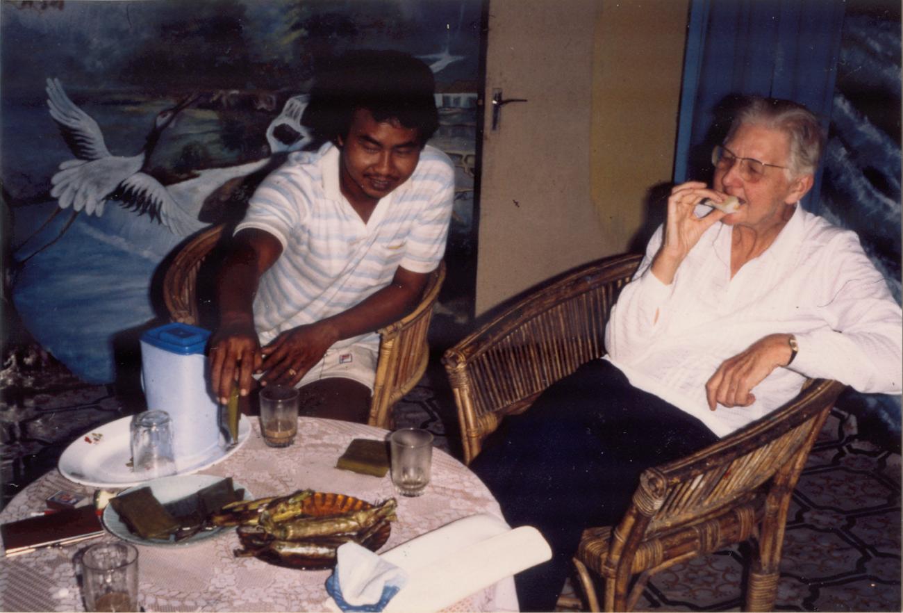 BD/309/89 - 
Dorp Bogor, aan de maaltijd in huiselijke omgeving. Niet publiceren, niet in Nieuw Guinea
