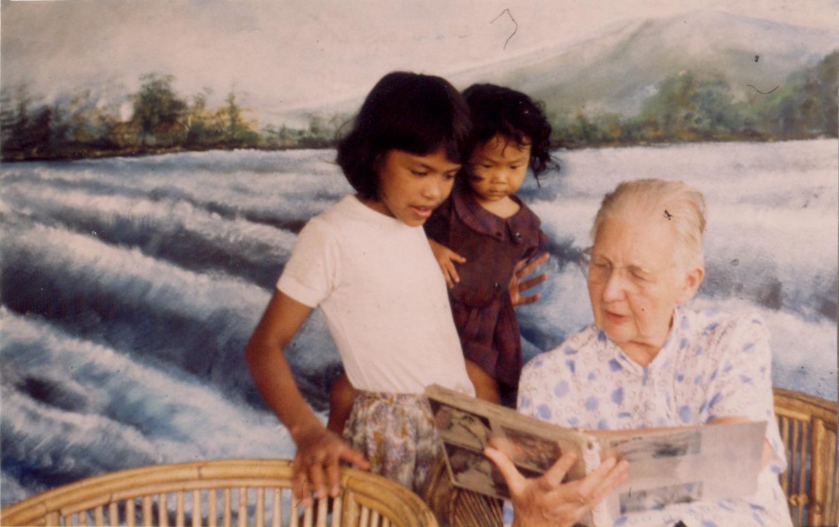 BD/309/91 - 
Dorp Bogor, westerse vrouw met twee meisjes. Niet publiceren, niet in Nieuw Guinea
