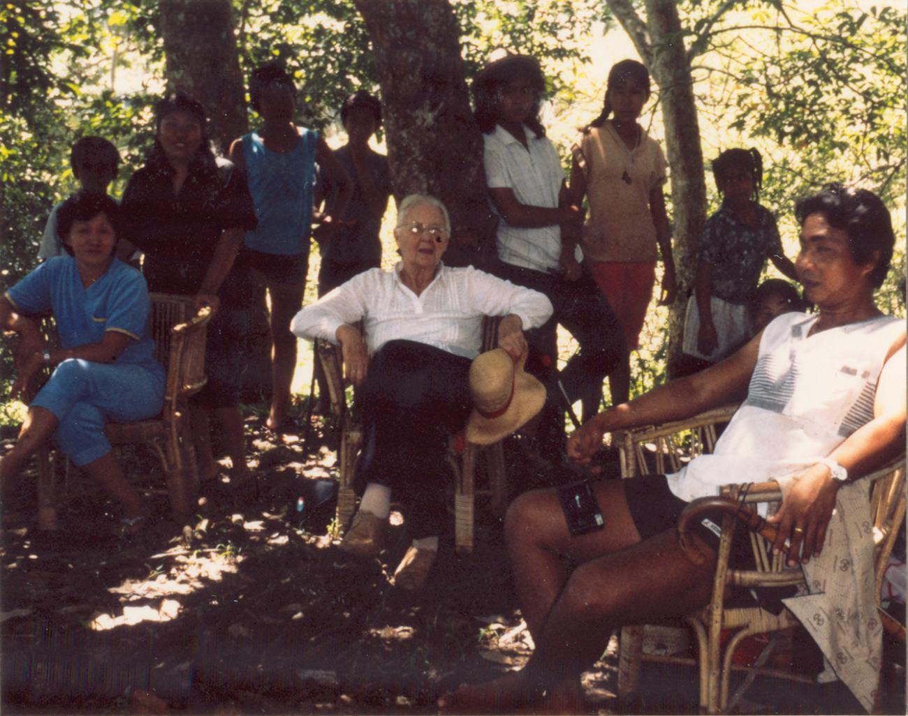 BD/309/95 - 
Dorp Bogor, groepsfoto met onder meer westerse vrouw. niet publiceren, niet in Nieuw Guinea
