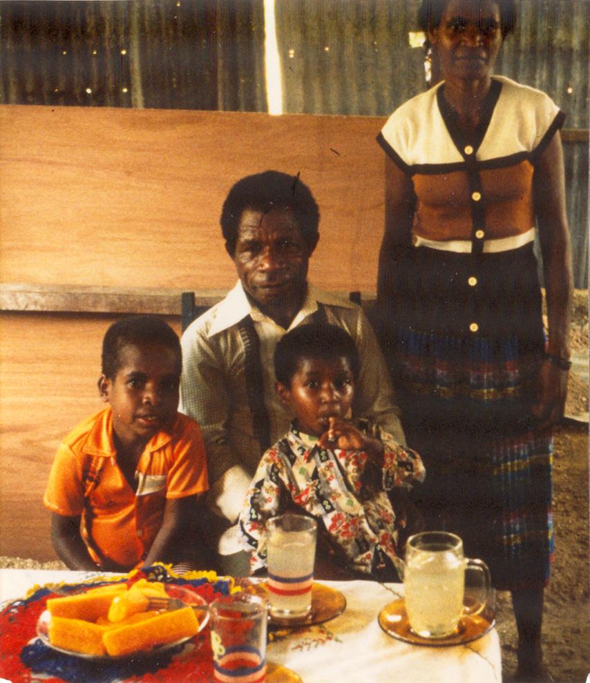 BD/309/96 - 
Dorp Teminabuan, echtpaar met kinderen bij tafel met onder meer limonade
