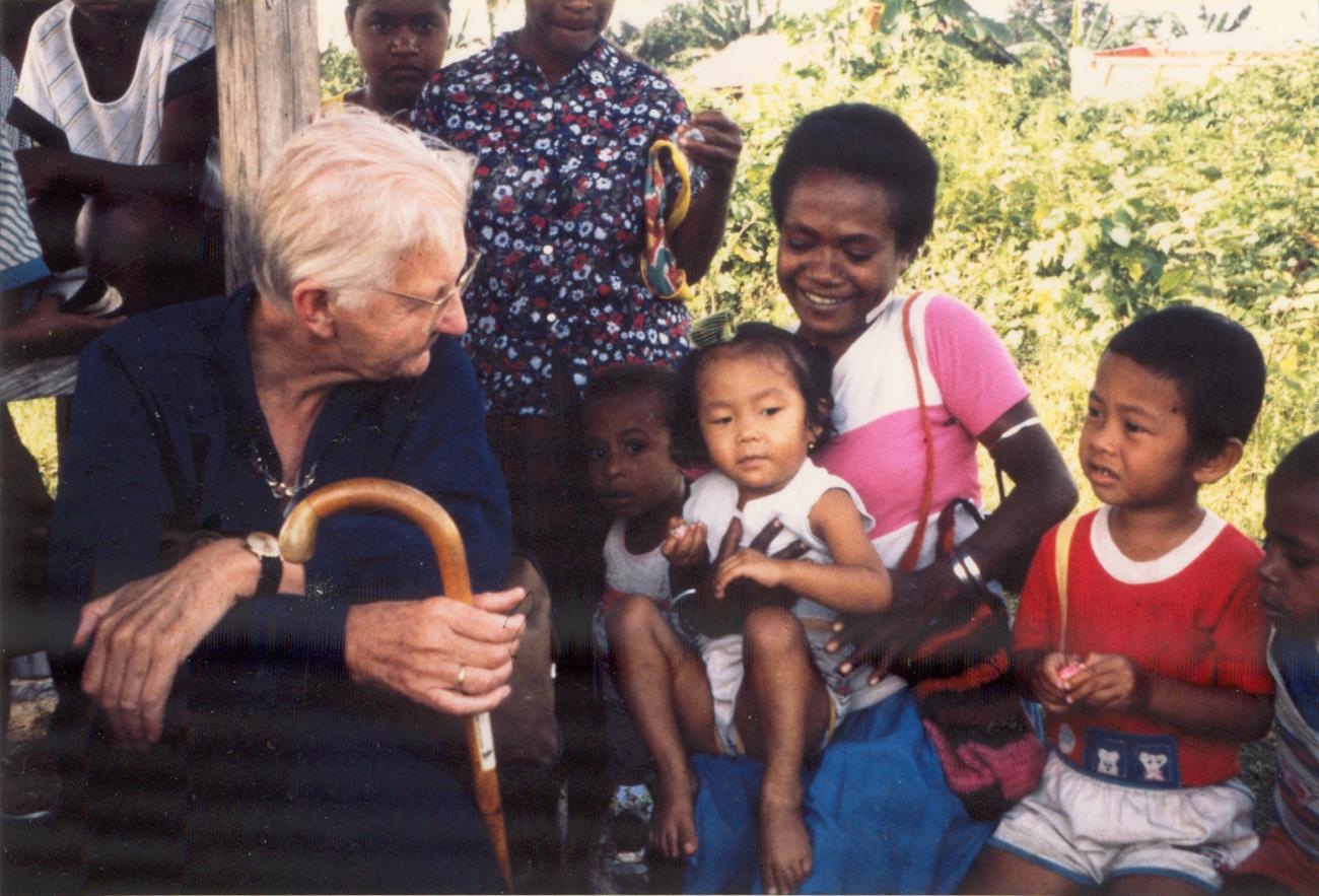 BD/309/98 - 
Dorp Teminabuan, groepsfoto van westerse man met onder meer jonge vrouw en kinderen
