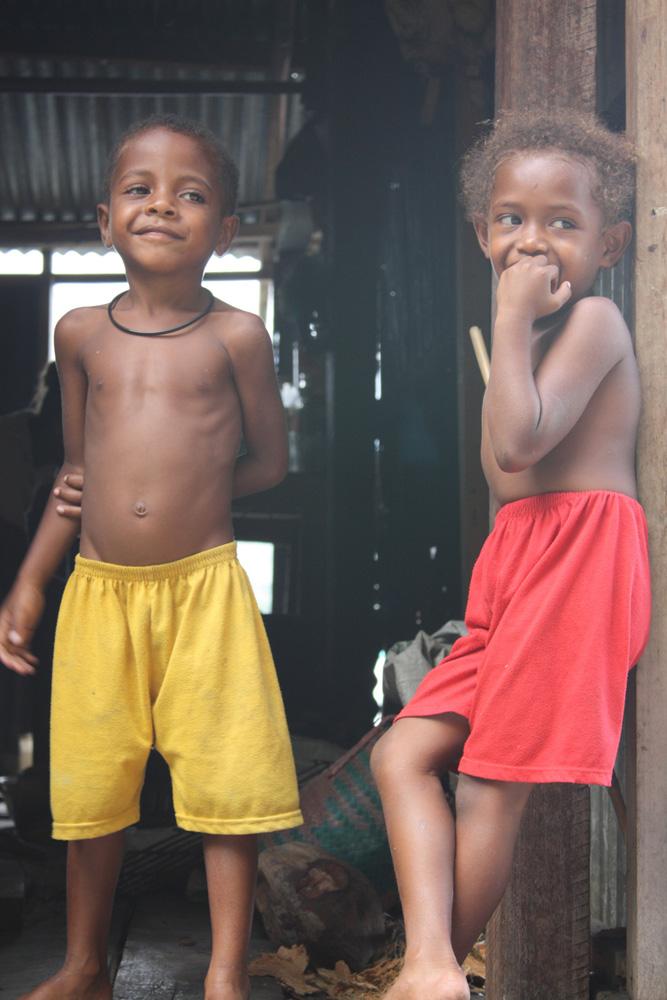 BD/153/10 - 
kinderen van pulau Asei, Sentani
