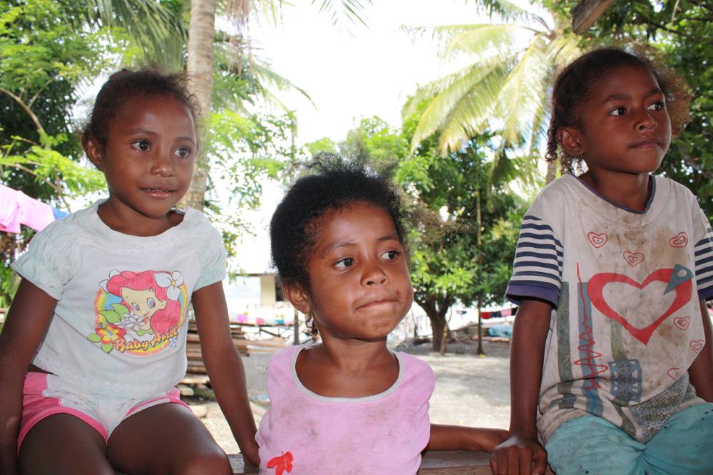 BD/153/13 - 
kinderen van pulau Asei, Sentani
