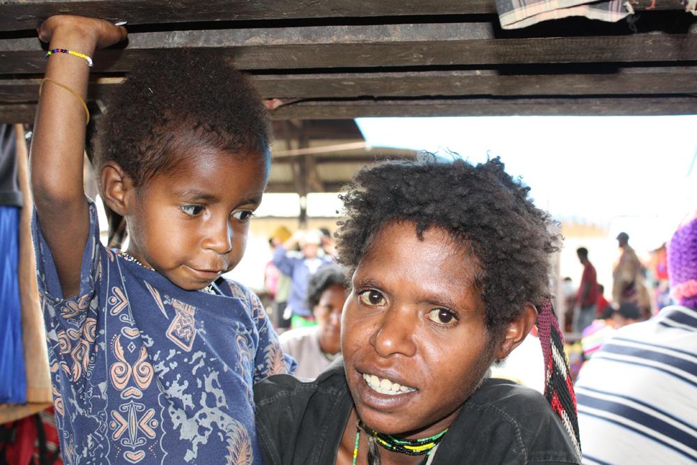 BD/153/65 - 
vrouw en kind uit Wamena
