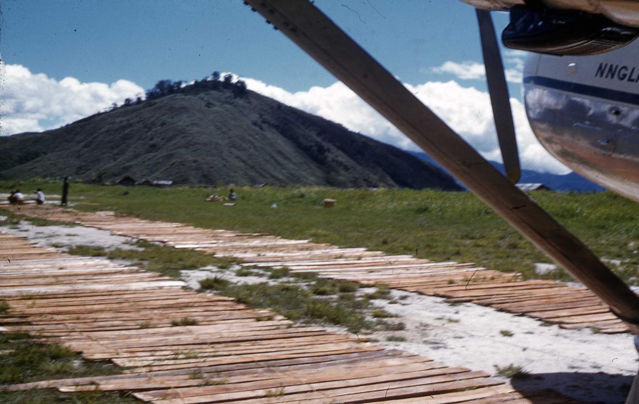 BD/84/35 - 
aarden landingsbaan van Enarotali verstevigd met planken
