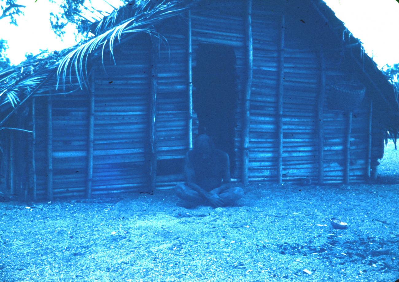 BD/143/1 - 
Portret Marind voor hut
