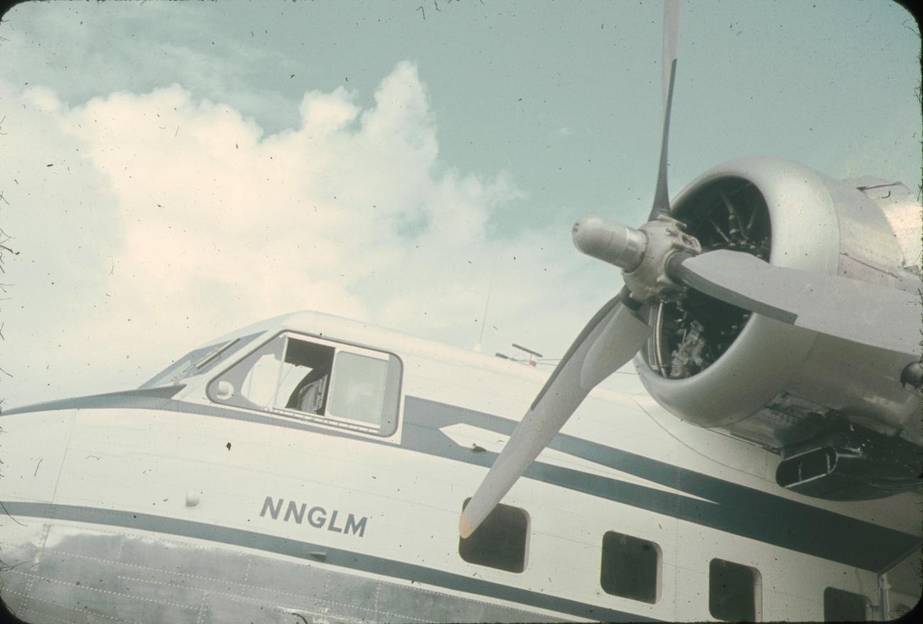 BD/144/103 - 
Vliegtuig NNGLM aan de grond
