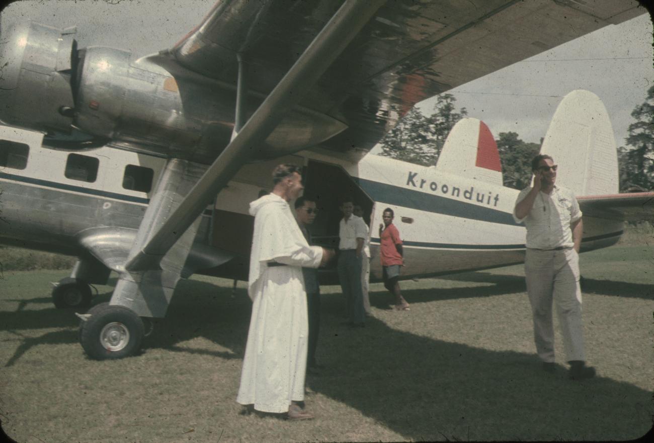 BD/144/104 - 
Vliegtuig NNGLM aan de grond, met o.m. missionaris. Dubbel: zie 357
