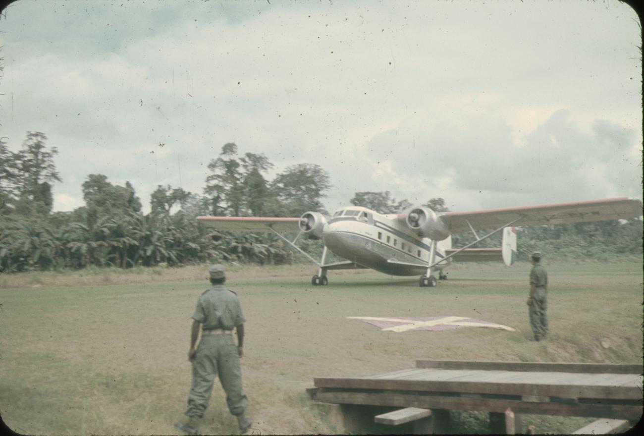 BD/144/113 - 
Vliegtuig NNGLM aan grond met papoeapolitie
