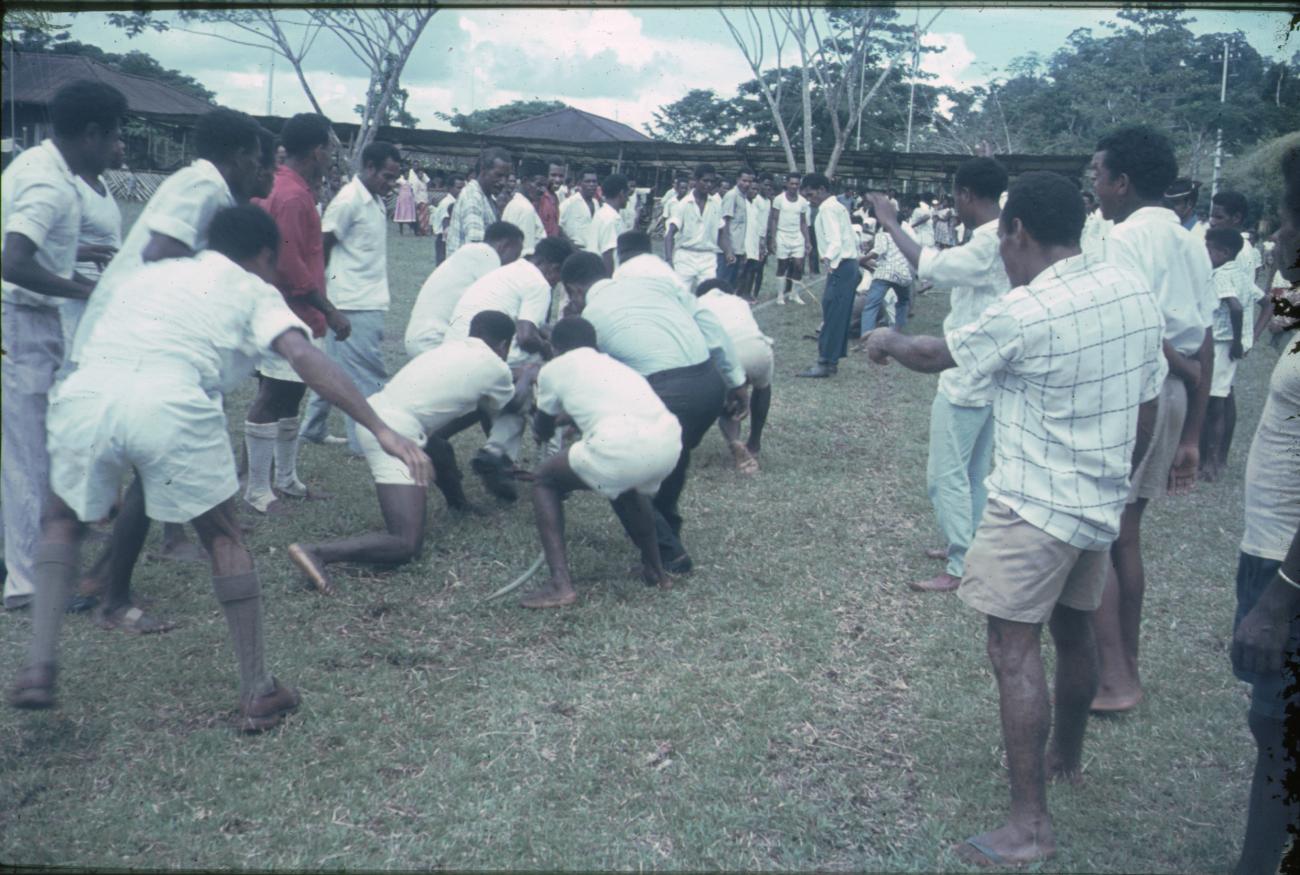 BD/144/11 - 
Papoea&#039;s doen wedstrijd touwtrekken
