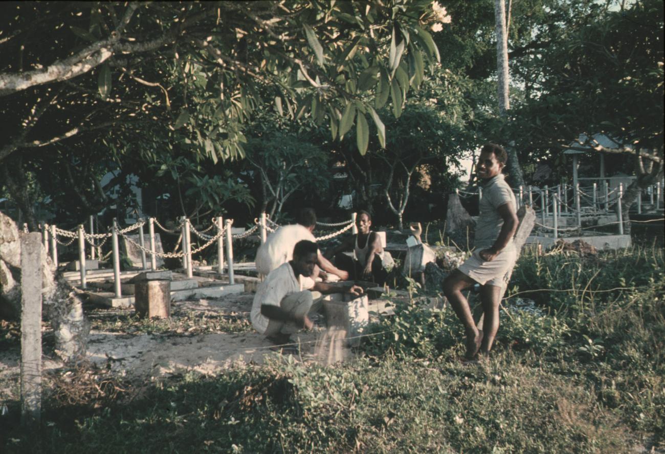 BD/144/125 - 
Papoea&#039;s verzorgen christelijke graven
