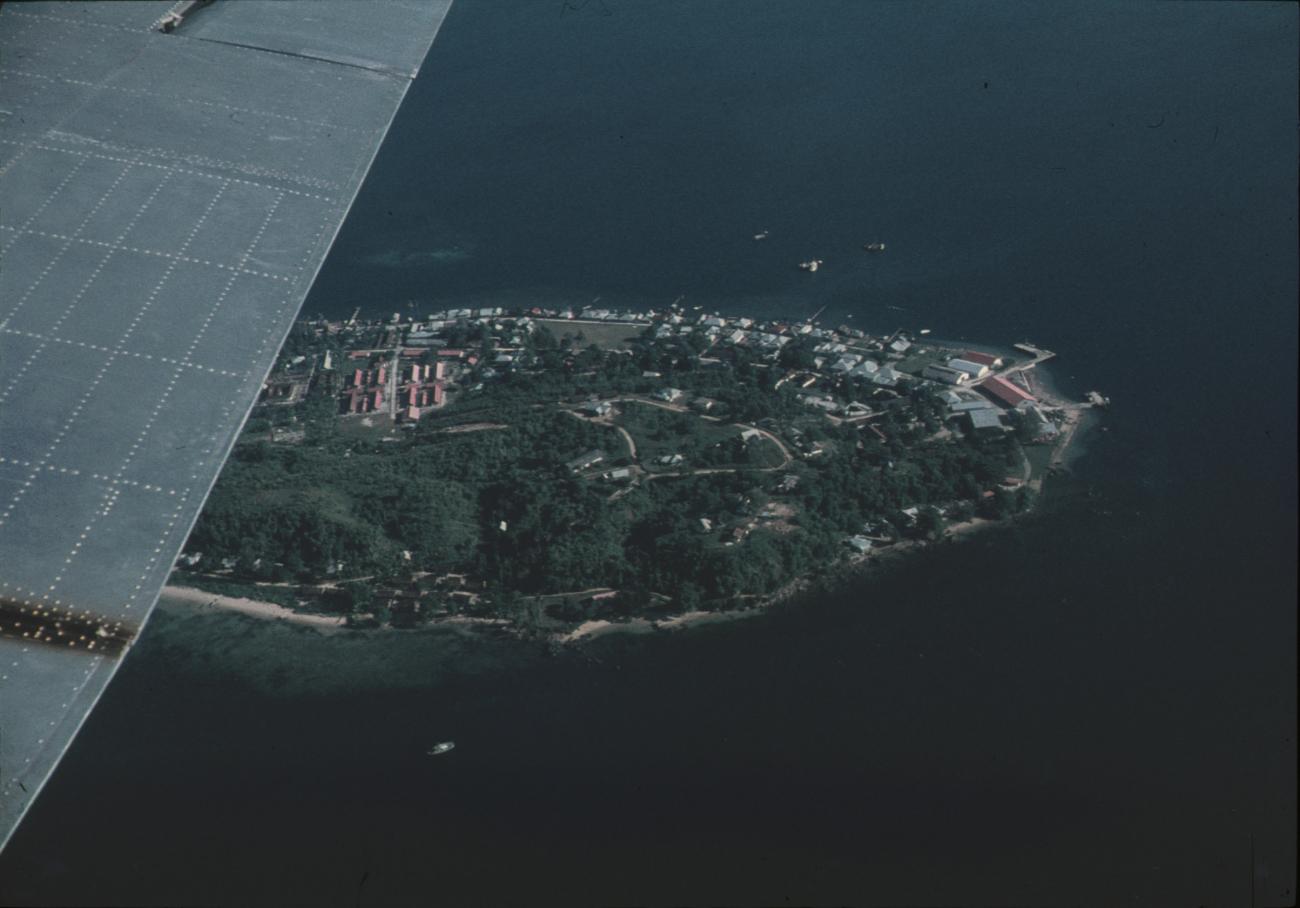BD/144/130 - 
Luchtfoto eiland
