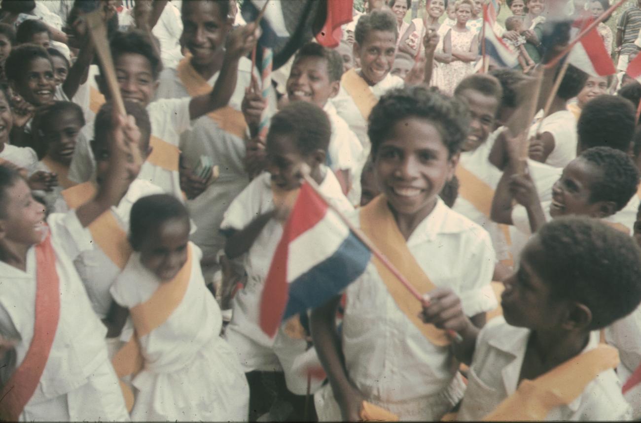BD/144/150 - 
Viering koninginnendag, groepsfoto kinderen met vlaggetjes
