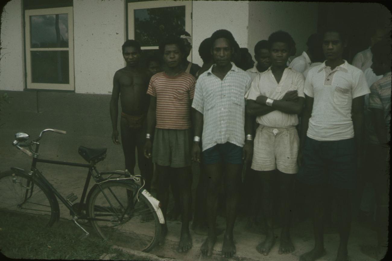 BD/144/164 - 
Groepsfoto papoea&#039;s waarvan sommigen met armband
