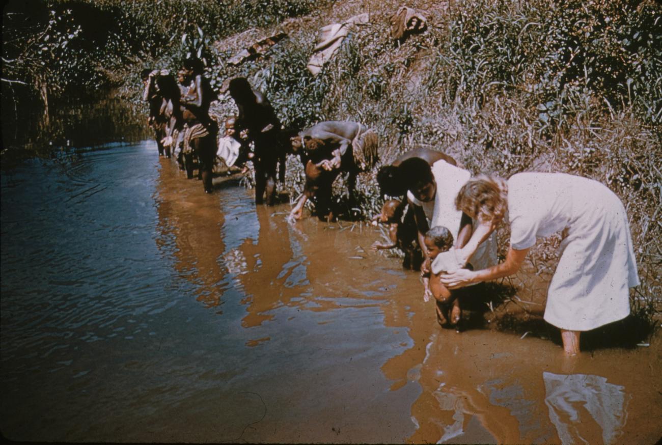 BD/144/176 - 
Preventieve voorlichting, kinderen worden gewassen in rivier. Dubbel: zie 339 
