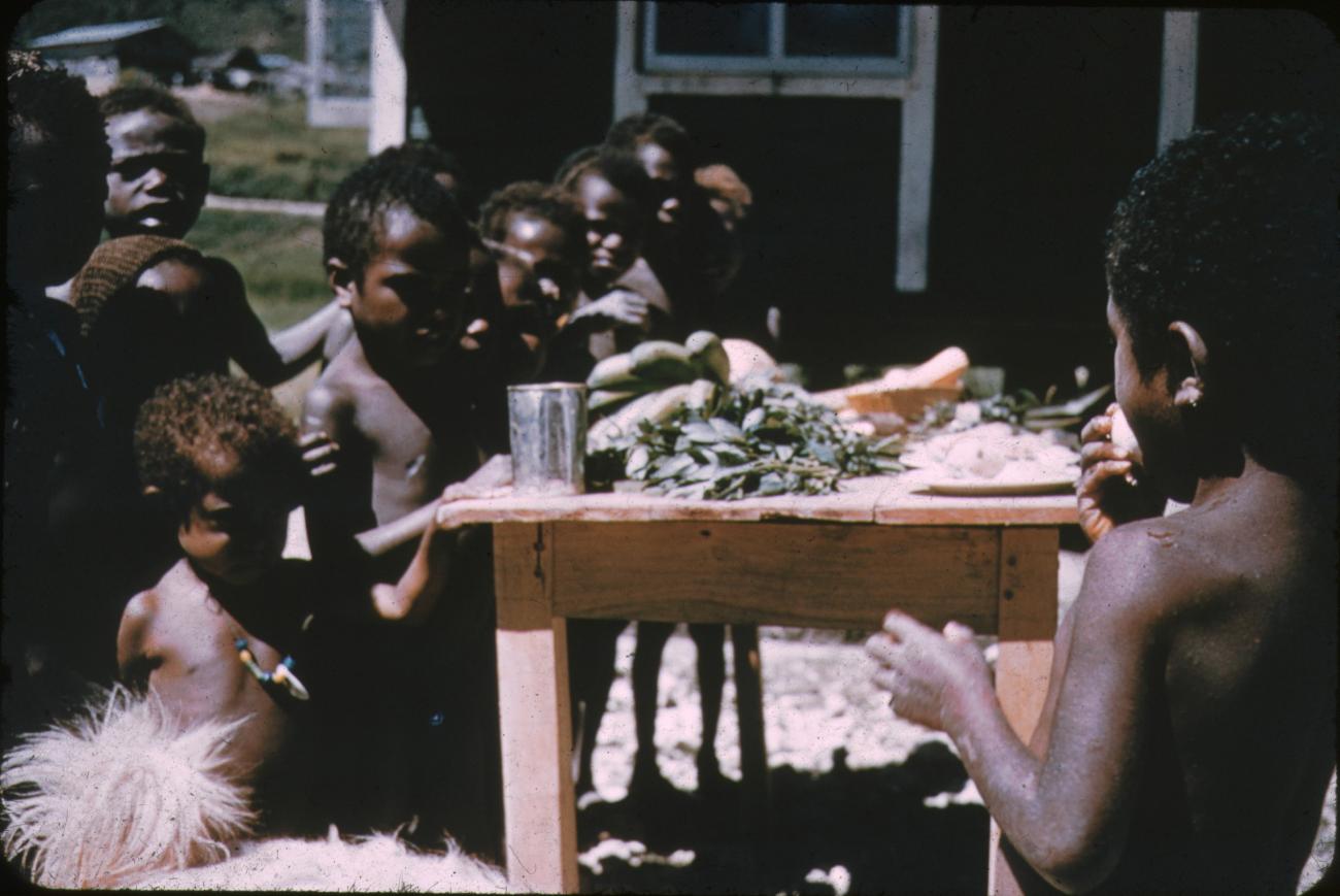 BD/144/181 - 
Groepsfoto kinderen aan het eten
