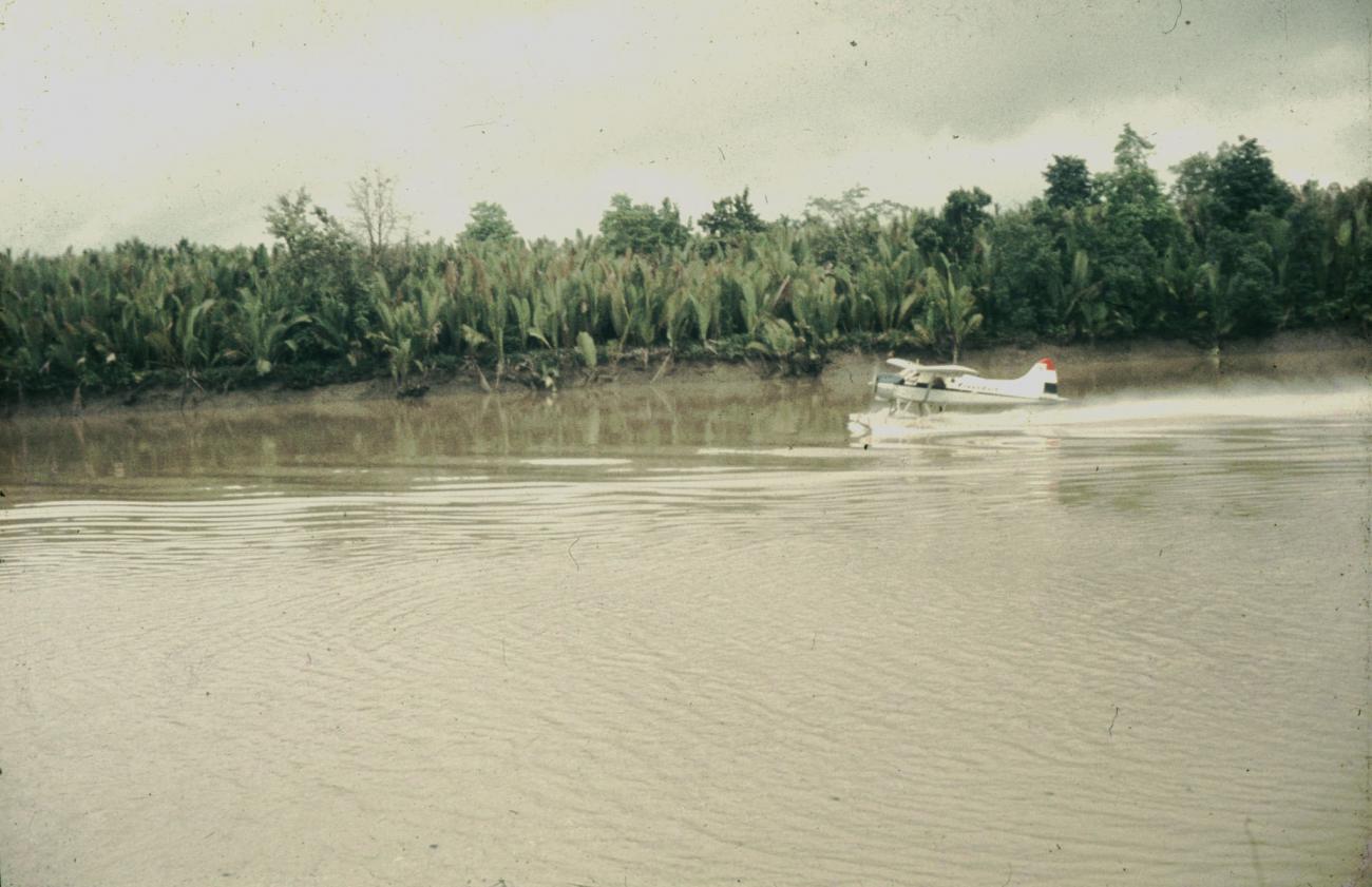 BD/144/195 - 
Foto watervliegtuig scherend over de rivier
