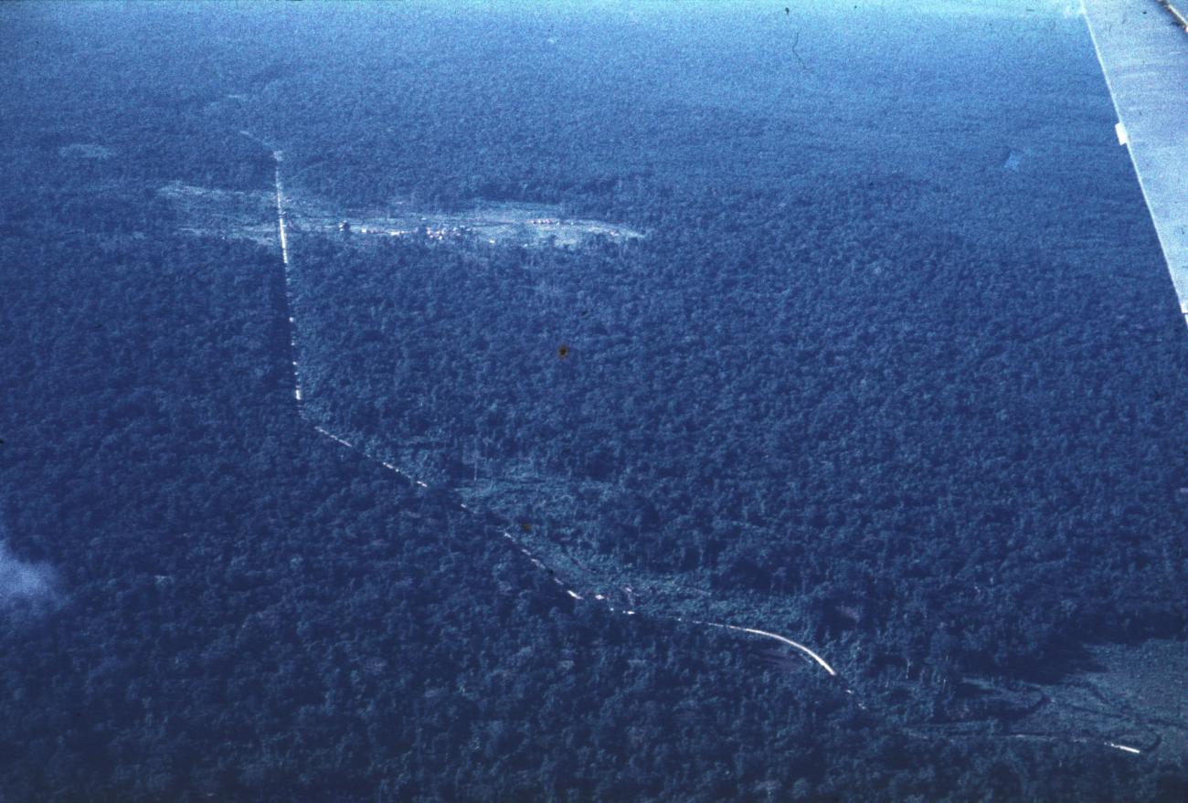 BD/144/197 - 
Foto vanuit vliegtuig van weg
