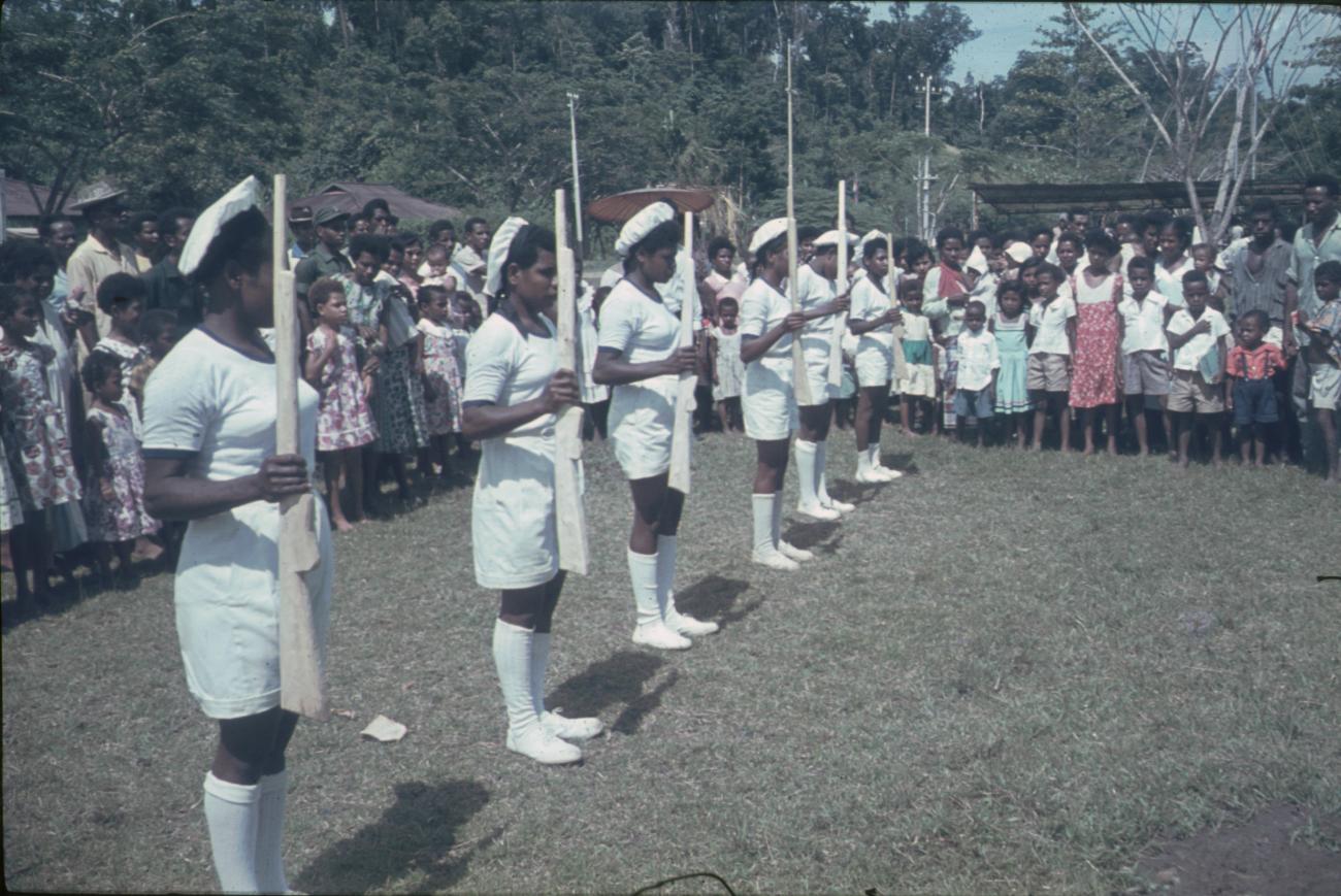 BD/144/1 - 
Koninginnendag, vrouwen in witte uniformen met houten geweren
