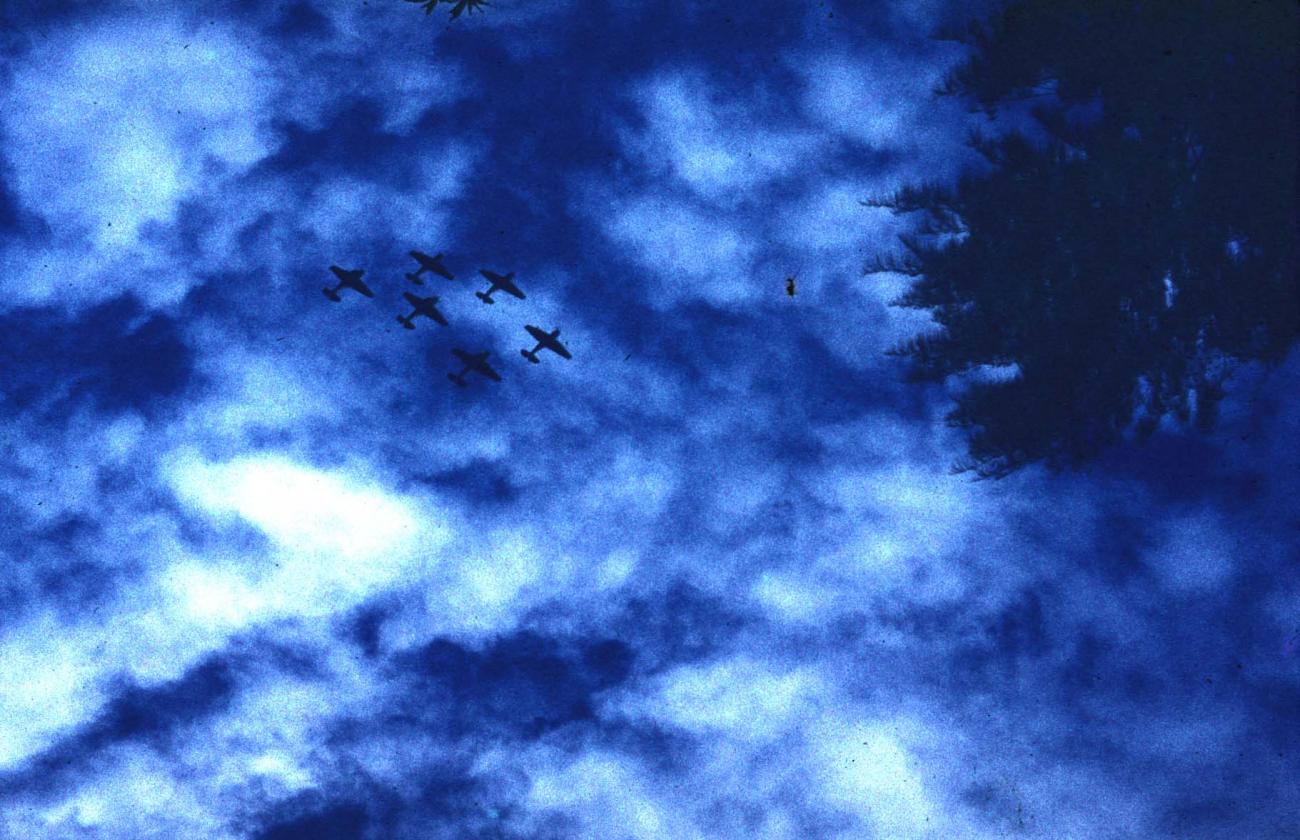 BD/144/209 - 
Zes vliegtuigen in de lucht
