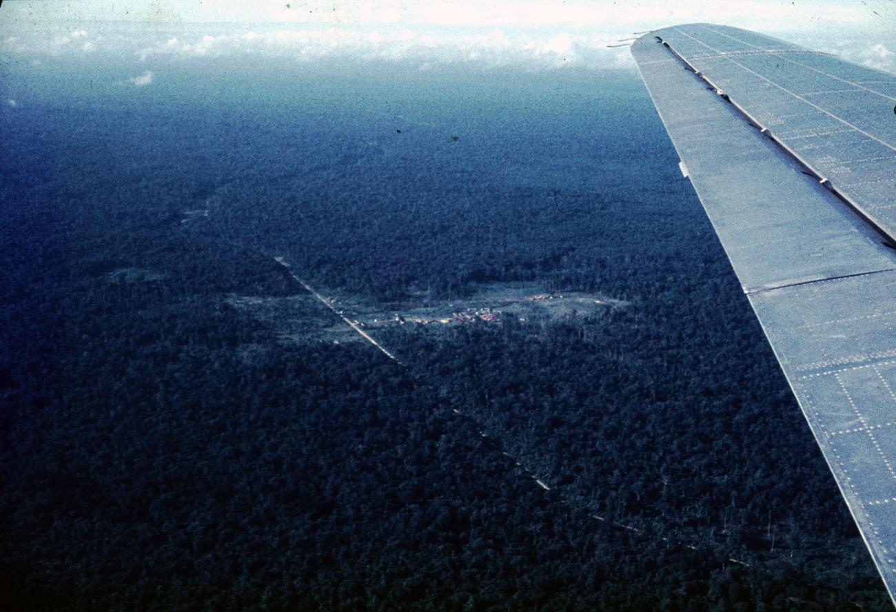 BD/144/217 - 
Foto vanaf vliegtuig van weg
