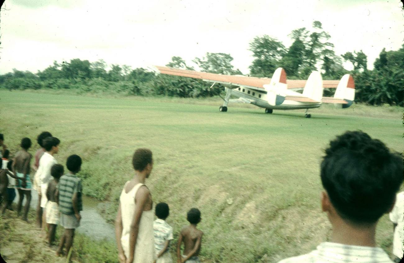 BD/144/225 - 
Vliegtuig NNGLM aan de grond met toeschouwers
