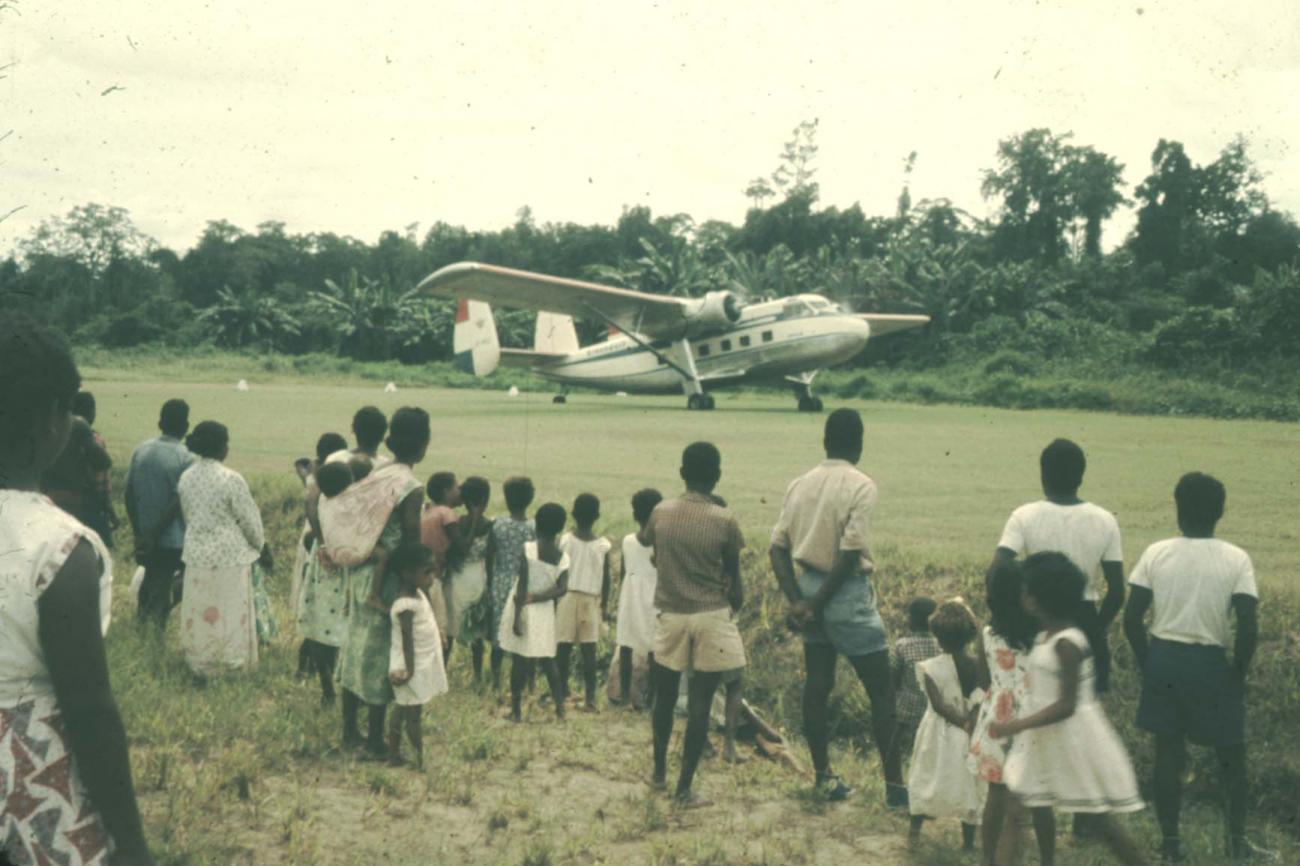 BD/144/226 - 
Vliegtuig NNGLM aan de grond met toeschouwers
